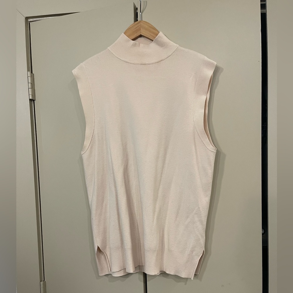 Long sleeveless top